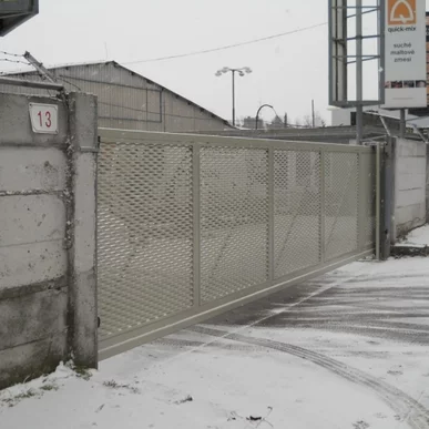 Brány posuvné - typ samonosná posuvná - stavebniny - Bratislava - 2011 (Brána posuvná samonosná, otvor 6200 mm, výplň perforovaný plech )