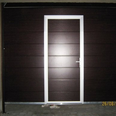 Garážové brány - typ sekcionálna brána - Malacky - 2010 (Brána s prechodovými dverami s nízkym prahom, PVC folia)