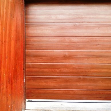 Garážové brány - typ sekcionálna brána - Martin - 2010 (Sekcionálna garážová brána 2550x2200, povrchová úprava PVC folia)