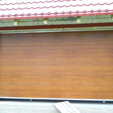 Garážové brány - typ sekcionálna brána - Nitra - 2010 (Sekcionálna garážová brána - šikmé kovanie - stredná drážka, zlatý dub 4000x2250 mm)