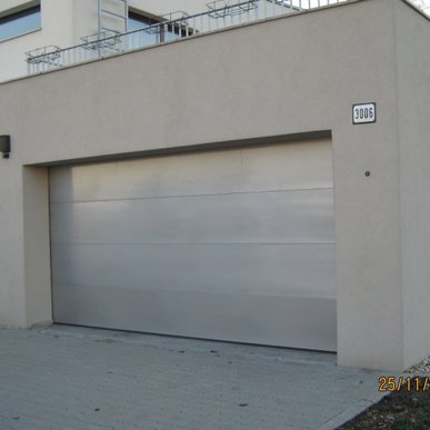 Garážové brány - typ sekcionálna brána- Obytný komlpex Kia - Čierna voda - 2009 (7ks brán v bytnom komplexe Kia na Čiernej Vode)