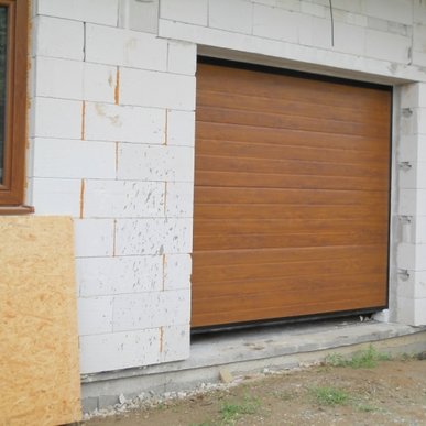 Garážové brány - typ sekcionálna brána - Senec - 2010 (Sekcionálna garážová brána - kovanie RES350 - multiline, zlatý dub 2500x2350 mm)