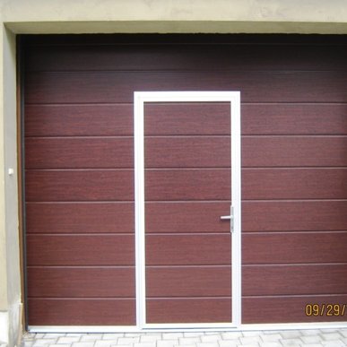 Garážové brány - typ sekcionálna brána - Žilina - 2010 (garážová brána s prechodovími dverami, s nízkym prahom,stredná drážka, farba mahagon )