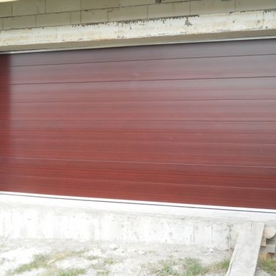 Garážové brány - typ sekcionálna brána - Žilina - 2010 (Sekcionáln garážová brána mahagon, stredná mikrodrážka 5000x2200)