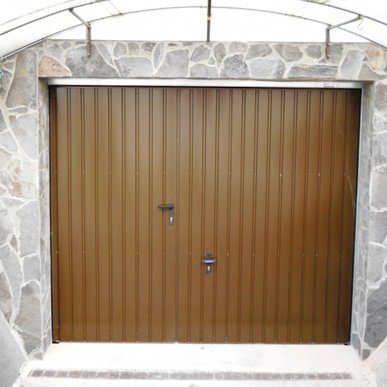 Garážové brány - typ výklopna brána - Hlohovec - 2010 (Výklopna brána s prechodovými dveremi 2440x2100,)