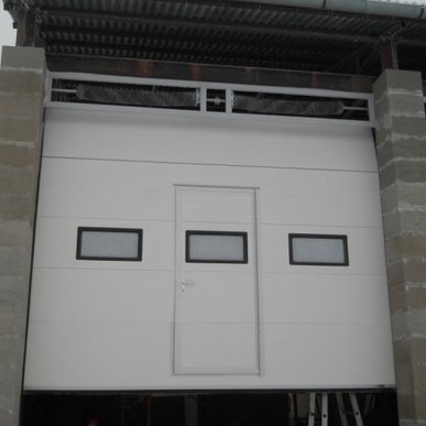 Priemyselne brány - sekcionálna brána - Dolná Seč - 2011 (Priemyselne sekcionalne brány 3200x3500, s prechodovými dverami)