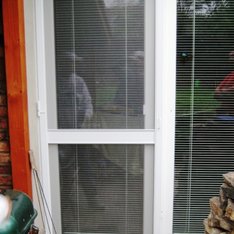Sieťky proti hmyzu v bielej farbe osadené na dvere a okná na rodinnom dome v Nitre.