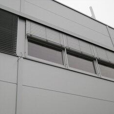 Vonkajšie žalúzie (exteriérové) typ Z90 montované na fasádu firmy v meste Nitra.