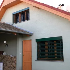Vonkajšie žalúzie typ Z70 vo farbe RAL 6005 montované na rodinnom dome v meste Senec.