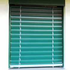 Vonkajšie žalúzie typ Z70 vo farbe RAL 6005 montované na rodinnom dome v meste Senec.