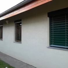 Vonkajšie žalúzie typ Z70 vo farbe RAL 6005 montované na rodinnom dome v meste Senec.