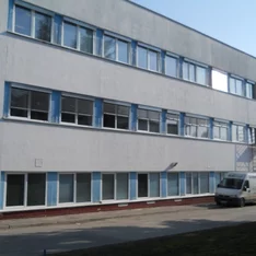 Vonkajšie žalúzie typ Z90 montované na budovu v Starej Turej.