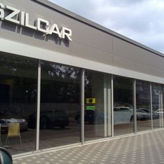 Vonkajšie žalúzie typ Z90 montované na predajni automobilov v Bratislave.